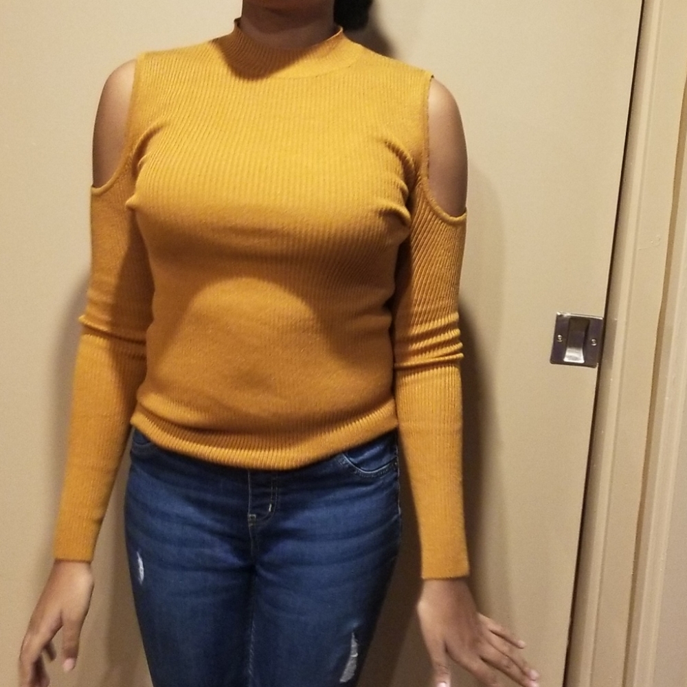 Top, keyhole, gold, size M